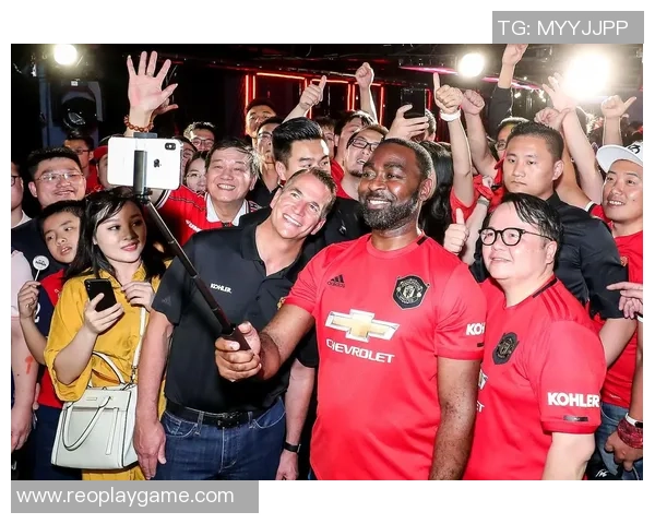 足球明星与裁判亲密合影引发热议球场内外的友谊与争议交织